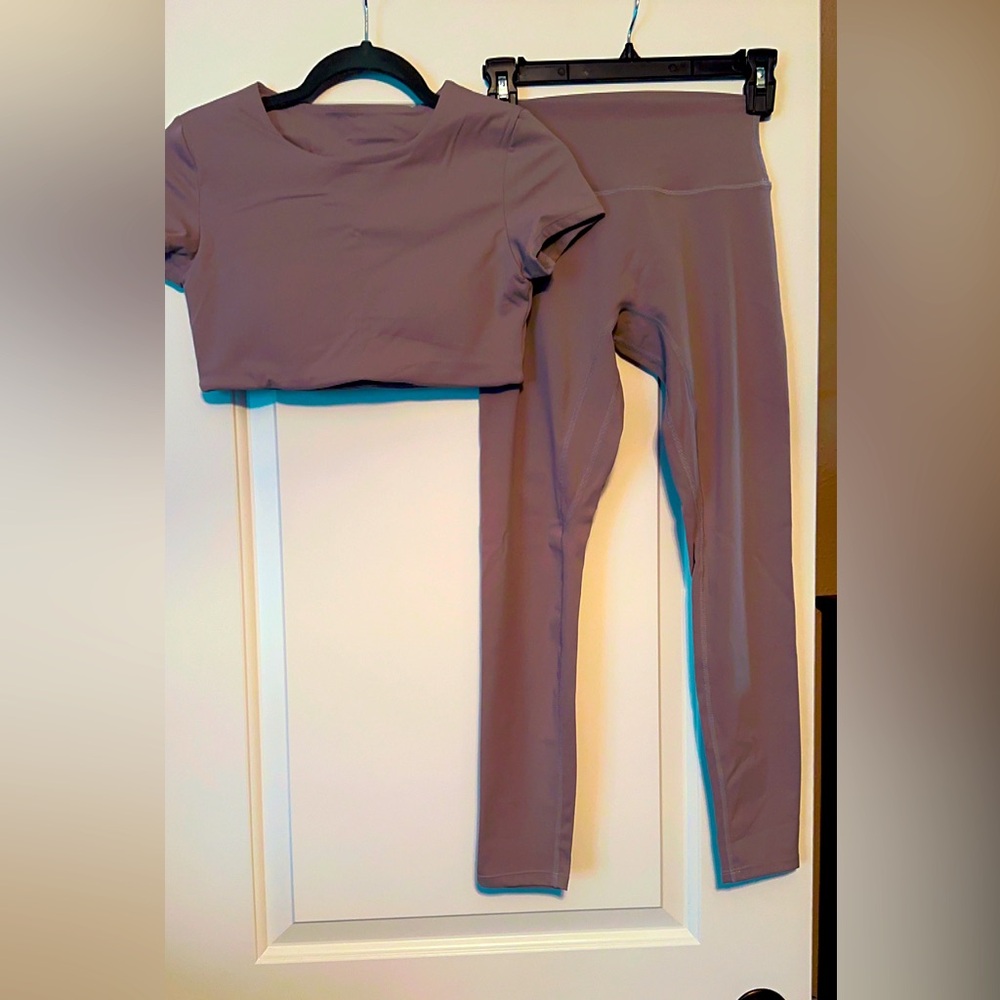Women's taupe/brown Active Crop Top and High-Waist Leggings Set